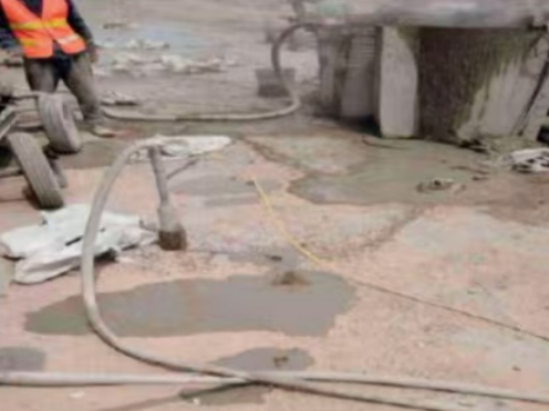 老城镇水泥混凝土路面板底注浆技术 路面脱空注浆整治方案